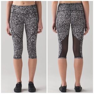 Lululemon Outrun 17" Crop Mini Cinder Lace White Black / Black Size 4 Coquette